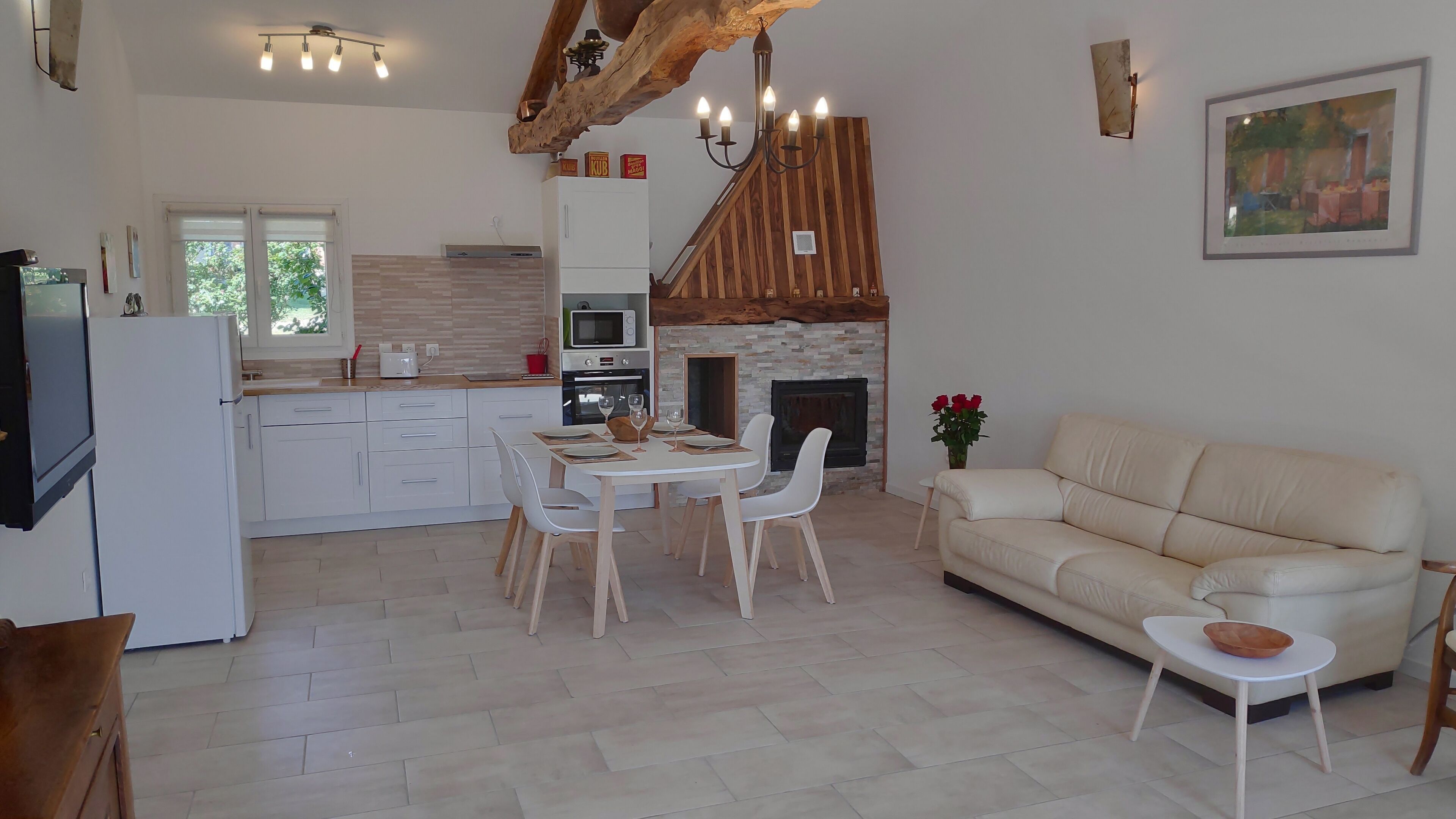 Televisor, llar de foc i taula de tennis de taula 