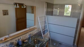 Een douche, een haardroger, toiletpapier