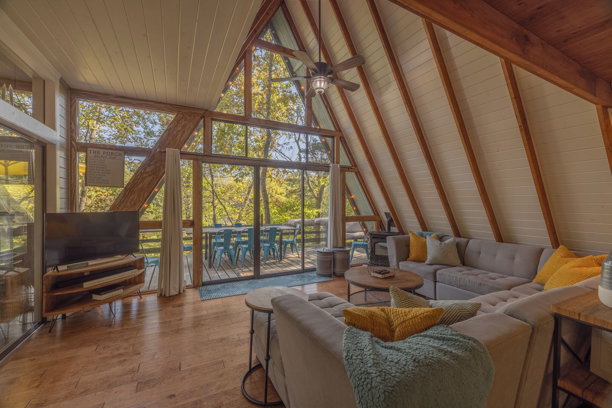 Televisor intel·ligent, llar de foc i reproductor de DVD 