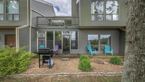 Une maison à deux étages dotée d’un patio couvert.