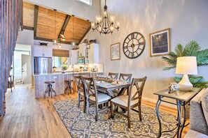 Dining - Airy Oceanfront Kailua-Kona Gem w/ Community Pool (Kailua-Kona)