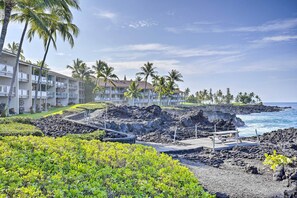 Property grounds - Airy Oceanfront Kailua-Kona Gem w/ Community Pool (Kailua-Kona)