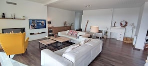 Smart-TV, Kamin, Videospiele, Stereoanlage