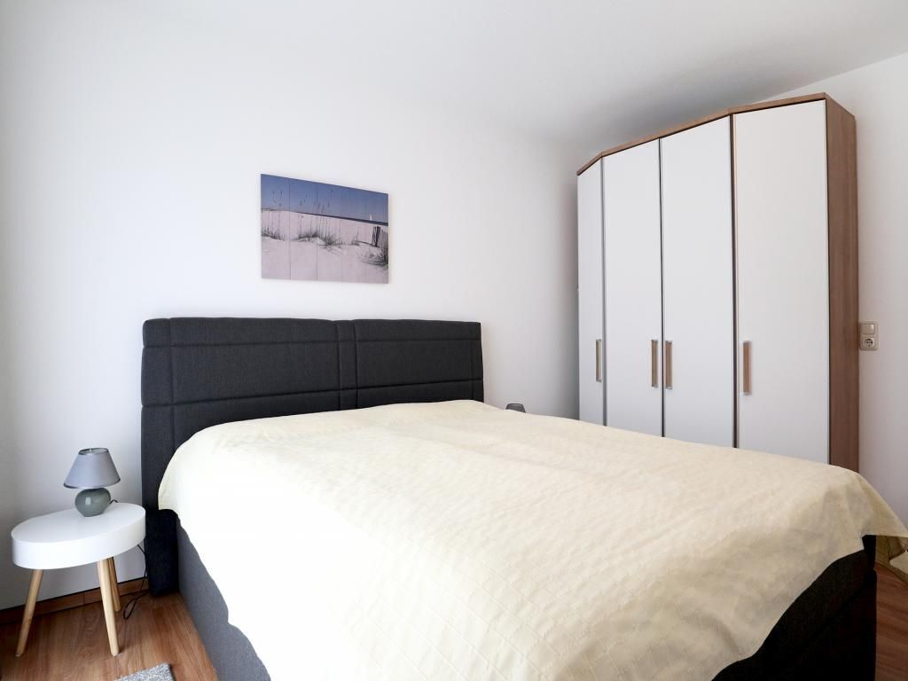 1 dormitori, caixa forta a l'habitació i planxa i posts de planxar 