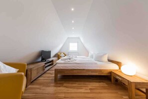 2 bedrooms, iron/ironing board, travel cot, WiFi