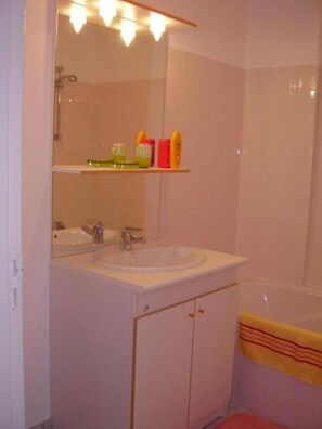Baignoire, papier toilette