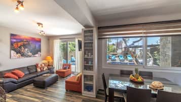 Smart-TV, Kamin, Arbeitsbereiche