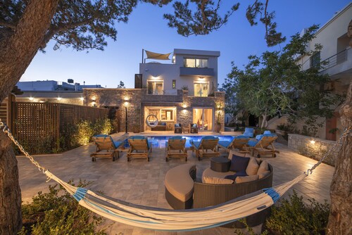  Luxury 7 bedroom villa with private infinity pool next to beach