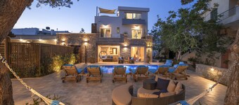  Luxury 7 bedroom villa with private infinity pool next to beach