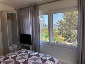 6 bedrooms, in-room safe, desk, iron/ironing board
