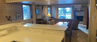 Snow Creek 1551 - Ski-in/Ski-out + Pool & Hot Tub