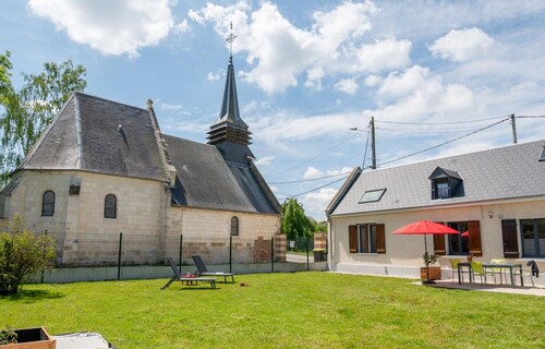 Charming Getaway with Garden, WiFi, and Garage in Scenic Gouy-les-Groseillers