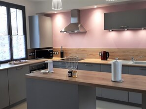 Fridge, microwave, dishwasher, coffee/tea maker - Charming Getaway with Garden, WiFi, and Garage in Scenic Gouy-les-Groseillers (Gouy-les-Groseillers)