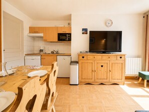Wasserkocher mit Kaffee-/Teezubehör, Kühlschrank, Mikrowelle