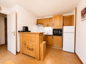 Coffee/tea maker, fridge, microwave, oven - Ski-in apartment with indoor pool (Flumet)