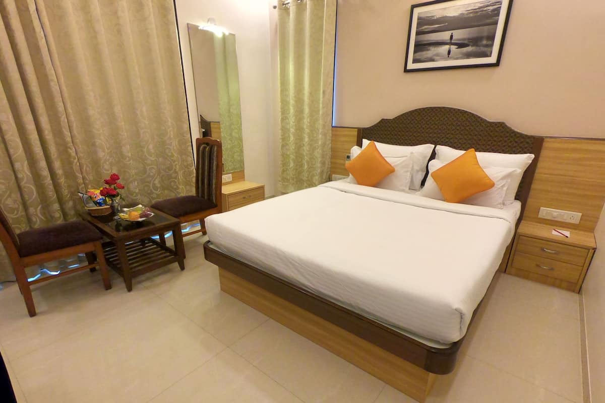 Executive Room with Balcony | มินิบาร์, ตู้นิรภัยในห้องพัก, โต๊ะทำงาน, ผ้าม่านกันแสง