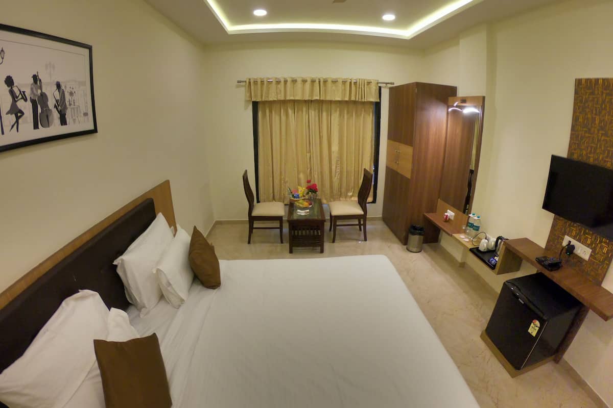 SUPERIOR DELUXE ROOM | 1 slaapkamer, een minibar, een kluis op de kamer, een bureau