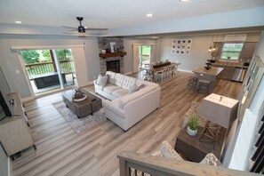 Smart TV, fireplace, DVD player - INCREDIBLE HOME*Minutes to Lake*Indoor Pool*In Town* Golf View*Gas Fire Pit* (Branson)