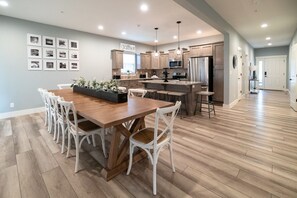 Dining - INCREDIBLE HOME*Minutes to Lake*Indoor Pool*In Town* Golf View*Gas Fire Pit* (Branson)
