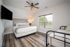 7 室のベッドルーム、アイロン / アイロン台、WiFi (無料)、ベッドシーツ