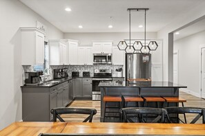 冷蔵庫、電子レンジ、オーブン、コンロ