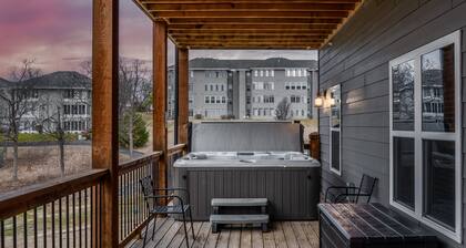 7BR Golf View Home Near Hwy 76 • Walk to Shows & Fun • Hot Tub •Resort Perks