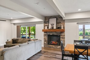 スマートテレビ、暖炉、DVD プレーヤー