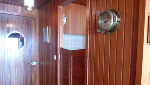 Una puerta de madera con un espejo redondo y un picaporte de metal.