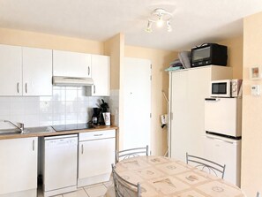 Fridge, microwave, oven, stovetop - T2 Apartment with Ocean View in Vieux-Boucau (Vieux-Boucau-les-Bains)