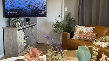 Smart-tv, bøger, stereoanlæg