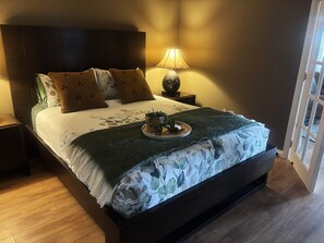 1 slaapkamer, een bureau, een strijkplank/strijkijzer, reisbedje