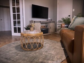 Een smart-tv, boeken en een stereo