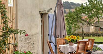 Gßte charmant avec 2 chambres et jardin, tout équipé en campagne avec Wi-Fi et parking gratuit