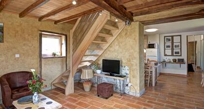 Authentic Cottage with High-Speed Internet in Amions-Vézelin