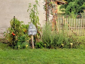 Property grounds - Authentic Cottage with High-Speed Internet in Amions-Vézelin (Amions-Vézelin)