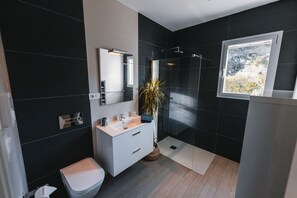 シャワー、ヘアドライヤー、タオル、トイレットペーパー
