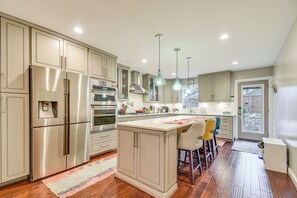 Kühlschrank, Mikrowelle, Herdplatte, Geschirrspüler