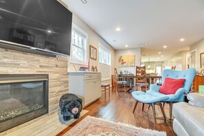 Fernseher, Kamin, Bücher, Stereoanlage