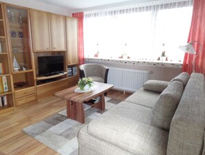 TV, DVD player, livros