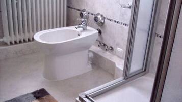 シャワー、ヘアドライヤー、ビデ、タオル