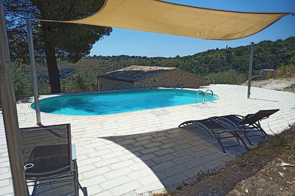 Blick vom Pool neben dem Haus