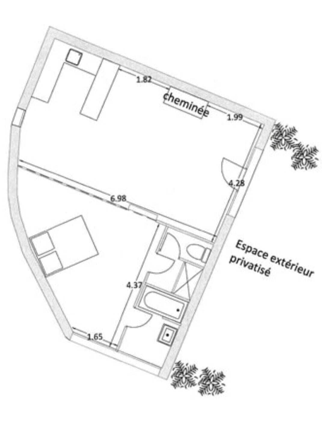 Plan d’étage d’une chambre d’hôtel comprenant un coin cuisine, une salle de bain et un espace extérieur privatif.