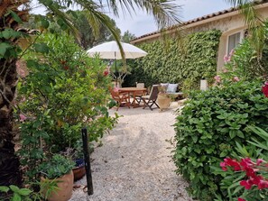 Outdoor dining - Historic ambience in an ideal location between the beaches and the Cévennes (Alignan-du-Vent)