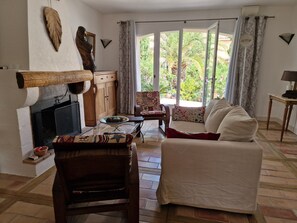 Smart TV, fireplace, ping pong - Historic ambience in an ideal location between the beaches and the Cévennes (Alignan-du-Vent)