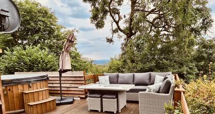 Mountain View Lodge, Luxury Woodland Lodge with Hot Tub