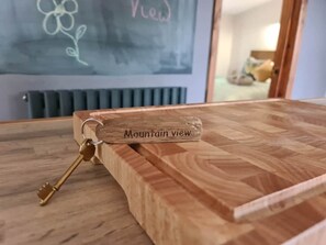 Une boîte en bois avec une clé et une étiquette indiquant « Vue sur la montagne ».
