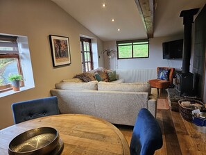 Smart TV, fireplace
