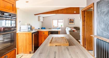Mountain View Lodge, Luxury Woodland Lodge with Hot Tub