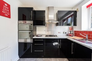 House, Multiple Beds | Private kitchen | Fridge, microwave, oven, stovetop - 3 Bedroom Bungalow Moelfre- Private Garden,parking (Moelfre)