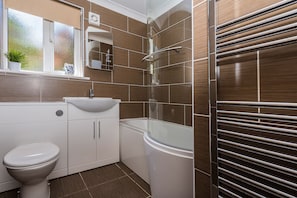 Casa, varias camas | Baño | Tina con regadera, tina profunda, secadora de cabello, toallas